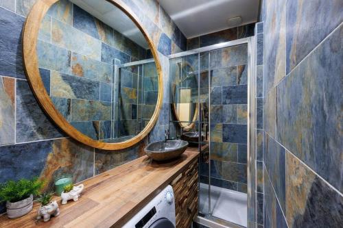 een badkamer met een wastafel en een spiegel bij Bali Dream II Hyper Centre Fontaine Moussue in Salon-de-Provence