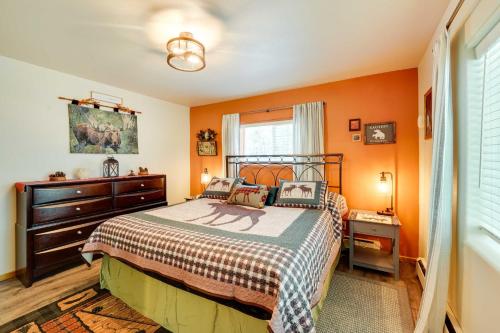 1 dormitorio con paredes de color naranja, 1 cama y vestidor en Single-Story Soldotna Home Near the Kenai River!, en Soldotna
