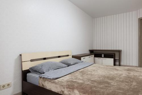1 dormitorio con 1 cama con 2 almohadas en 0272 Нова затишна квартира ЖК Щасливий, en Kiev