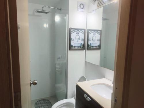 y baño con ducha, aseo y lavamanos. en Melody s private apartment en Cartagena de Indias