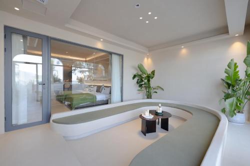 a living room with a tub and a bedroom at Shenzhen Semporna Beach Sea View B & B - 深圳较场尾仙本那沙滩海景民宿 in Shenzhen