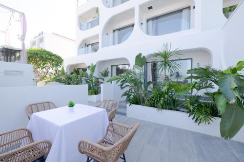 a restaurant with a table and chairs in front of a building at Shenzhen Semporna Beach Sea View B & B - 深圳较场尾仙本那沙滩海景民宿 in Shenzhen