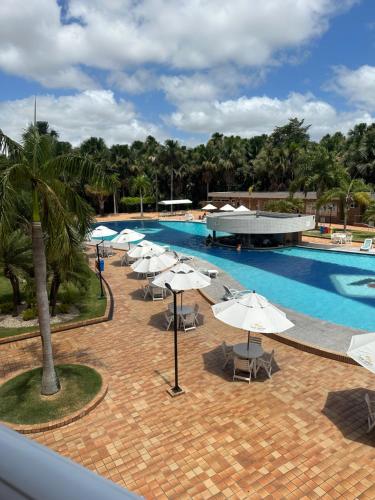 an overhead view of a pool with umbrellas at Gran Lencois Flat Residence in Barreirinhas