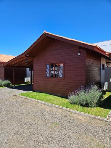 a brown house with a window on the side of it at Pousada Morada dos Sonhos in Urubici