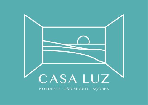 logotipo de una agencia de yates con una foto del océano en Casa Luz, en Nordeste