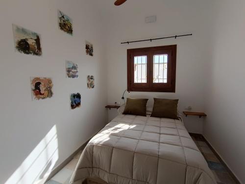 a bedroom with a bed in the corner of a room at Rincones de Darío: Capítulo I in Campo de Criptana