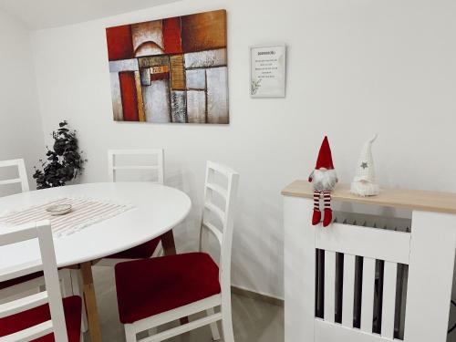 een eetkamer met een tafel en een kabouter aan de muur bij Cozy House in Lazarevac