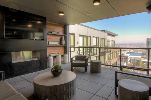 uma sala de estar com um sofá e uma lareira num edifício em Top Floorbalcony55" 4k Smart Tv360 Rooftop View em Tacoma