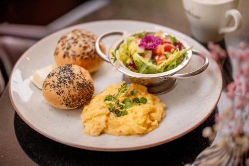 einen Teller mit Muffins und Salat in der Unterkunft Moon Apartments Gdańsk in Danzig