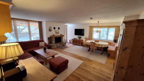 sala de estar con sofá y mesa en Ariola, en Klosters