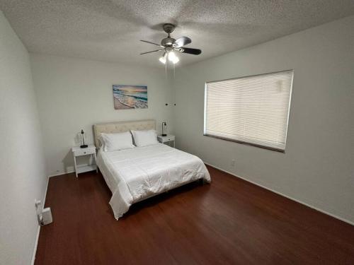 a bedroom with a bed and a ceiling fan at Luxury Stay- Brickell & Little Havana/ItalianPlaza in Miami
