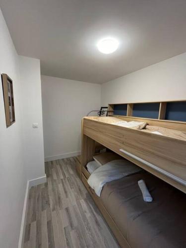 Zimmer mit Etagenbett in einem Zimmer in der Unterkunft Gîte la perle rose 50 m² in Orchies