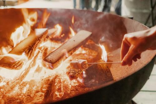 een persoon kookt eten op een grill bij Altipik - Lodges Insolites in Mont-Saxonnex