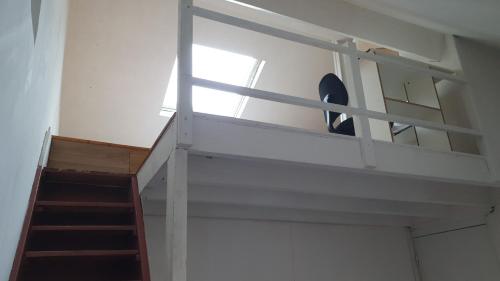 Cette chambre est dotée d'un escalier et d'une fenêtre. dans l'établissement Studio petit pont, à Charleville-Mézières