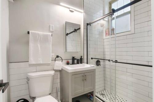 bagno bianco con servizi igienici e lavandino di 1BR Cozy and Chic Apt in Chicago - Hartrey G a Evanston