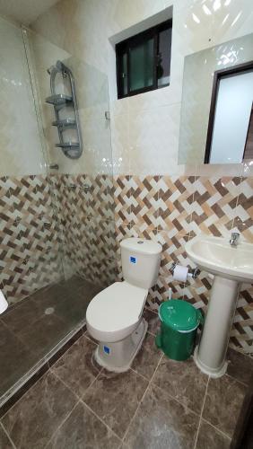 a bathroom with a toilet and a sink at ANDALIVING NIQUIA APARTAMENTO in Bello