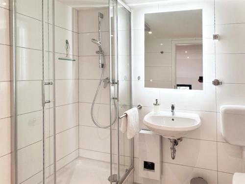 a bathroom with a shower and a sink at Modernes City-Apartment in Mönchengladbach in Mönchengladbach