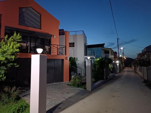 een lege straat met een huis met lichten erop bij Casa Luminosa Guesthouse in Lixouri
