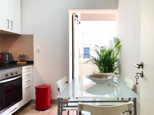una cocina con una mesa de cristal con un tazón. en Apartamento Torres Vedras Centro en Torres Vedras
