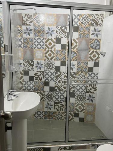 a bathroom with a sink and a shower with tiles at Hotel COOL HOUSE 24Horas in Arauca
