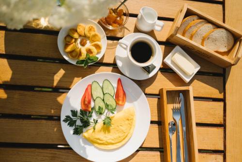 un tavolo con piatti di cibo e una tazza di caffè di Rodynnyi Maietok Family Estate a Kam"janec'-Podil's'kyj