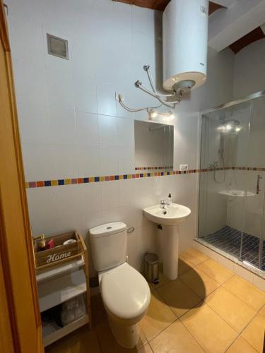 uma casa de banho com um WC e um lavatório em Cehegin Old Town House em Cehegín