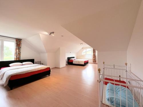 1 dormitorio con 2 camas y escalera en Zingem, en Zingem