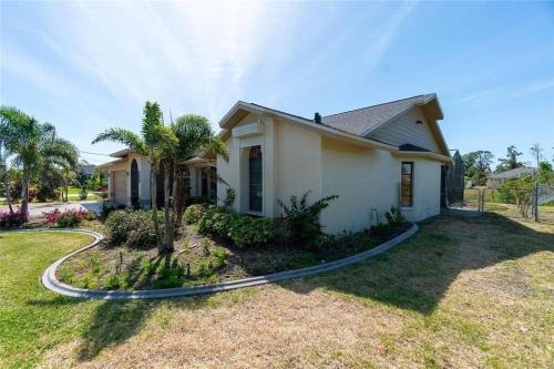 a house with a curved driveway in front of it at Seabreeze 3-Bedroom Pool Villa close to the beach!!! in Port Charlotte