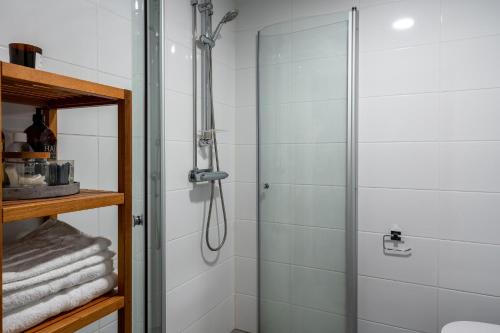 a shower with a glass door in a bathroom at Viihtyisä yksiö, oma parkkipaikka, wifi, Aino Areena 300m in Järvenpää