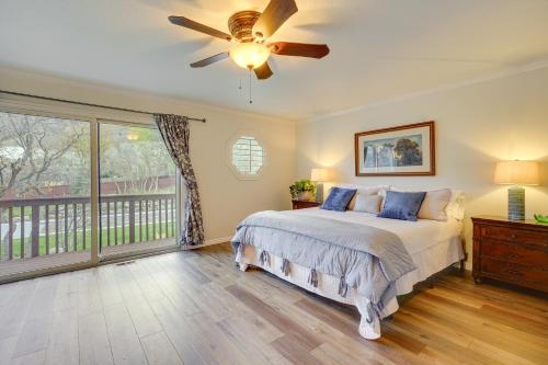 - une chambre avec un lit et un ventilateur de plafond dans l'établissement Epic Sandy Home with Heated Pool and Mountain Views!, à Sandy