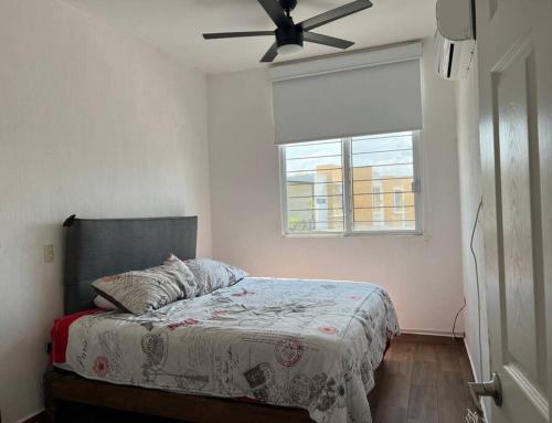 een slaapkamer met een bed en een plafondventilator bij Beautiful family vacation home in Nuevo Vallarta in Nuevo Vallarta 