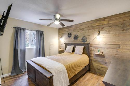 En eller flere senger på et rom på Updated Cobbly Nob Resort Home with Hot Tub!
