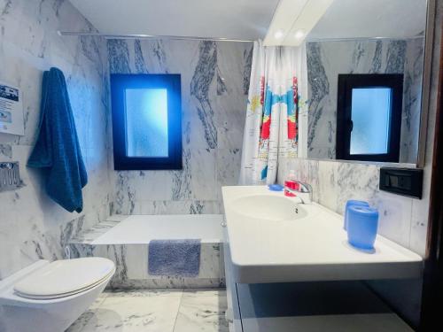 ein Badezimmer mit Toilette, Waschbecken und Badewanne in der Unterkunft Casa Gran in Calonge