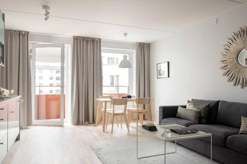 ein Wohnzimmer mit einem Sofa und einem Tisch in der Unterkunft Cozy gem in Stockholm