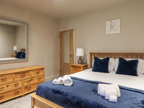 Un pat sau paturi într-o cameră la Cononley Cottage