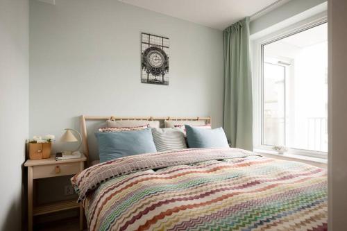 Schlafzimmer mit einem großen Bett und einem Fenster in der Unterkunft Cozy gem in Stockholm