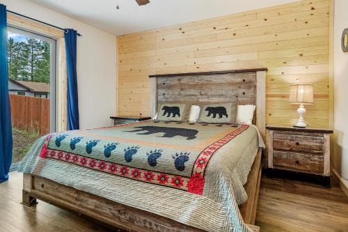 een slaapkamer met een bed en een houten muur bij QUAIL LODGE - Walk to Lake and Slopes in Big Bear Lake