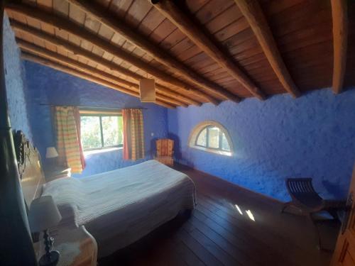 1 dormitorio con cama blanca y ventana en Casas el Alamillo- el Castañero, en Galaroza