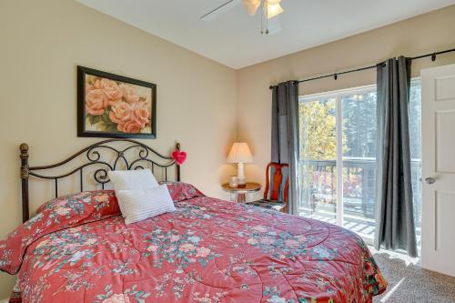 Posteľ alebo postele v izbe v ubytovaní Quaint Abode about 6 Mi to Snow Valley Mountain Resort