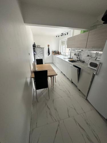 Dapur atau dapur kecil di Appartement calme et chaleureux 80 m2