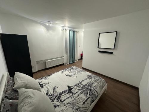 Tempat tidur dalam kamar di Appartement calme et chaleureux 80 m2
