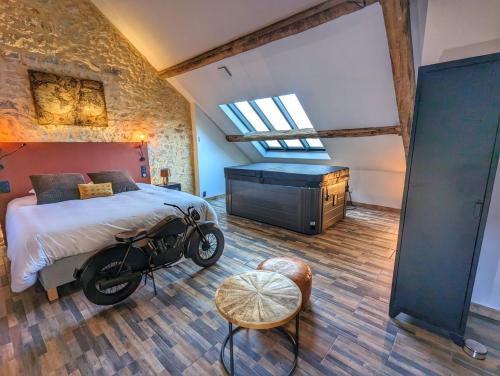 een slaapkamer met een bed met een motor erop bij LE CLOS DES LYS - Chambres avec jacuzzi - Nemours in Treuzy-Levelay