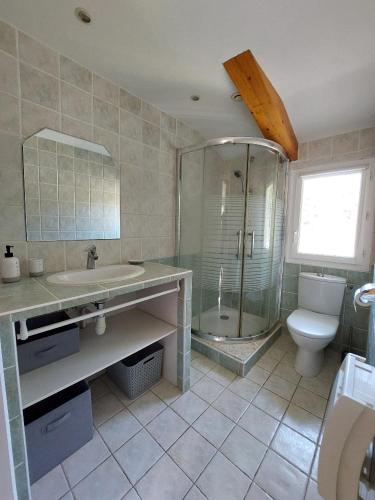 une salle de bain avec une douche, un lavabo et des toilettes dans l'établissement En Provence, Chez Stéphanie et Marcel, à Saint-Rémy-de-Provence