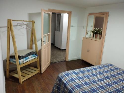 Habitación con cama y habitación con cama doble en Depto central, en Tandil