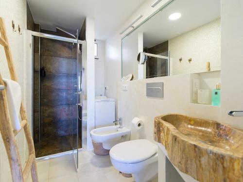La salle de bains est pourvue d'un lavabo, de toilettes et d'une douche. dans l'établissement Haiti 306 vista al mar, à Mogán
