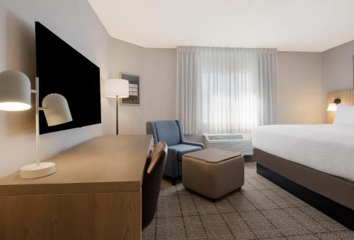 Postel nebo postele na pokoji v ubytování Sonesta Simply Suites Irvine East Foothill