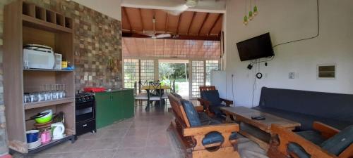 - un salon avec un canapé et une table dans l'établissement Habitación Familiar. El Arroyo, à Paraguarí
