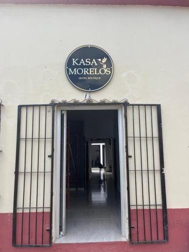 にあるKasa Morelos Hotel Boutiqueの建物入口看板
