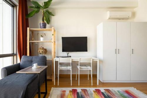 - un salon avec un canapé et un bureau avec une télévision dans l'établissement Your Bright-Cozy&Luxury home Istanbul, à Istanbul