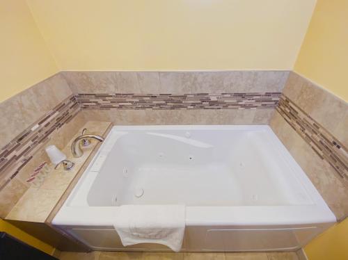 Bilik mandi di El Patio Inn - Near Universal Studios Hollywood